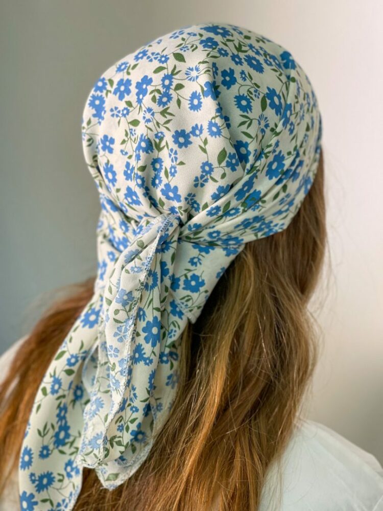 BANDANA לבנה עם פרחים כחולים