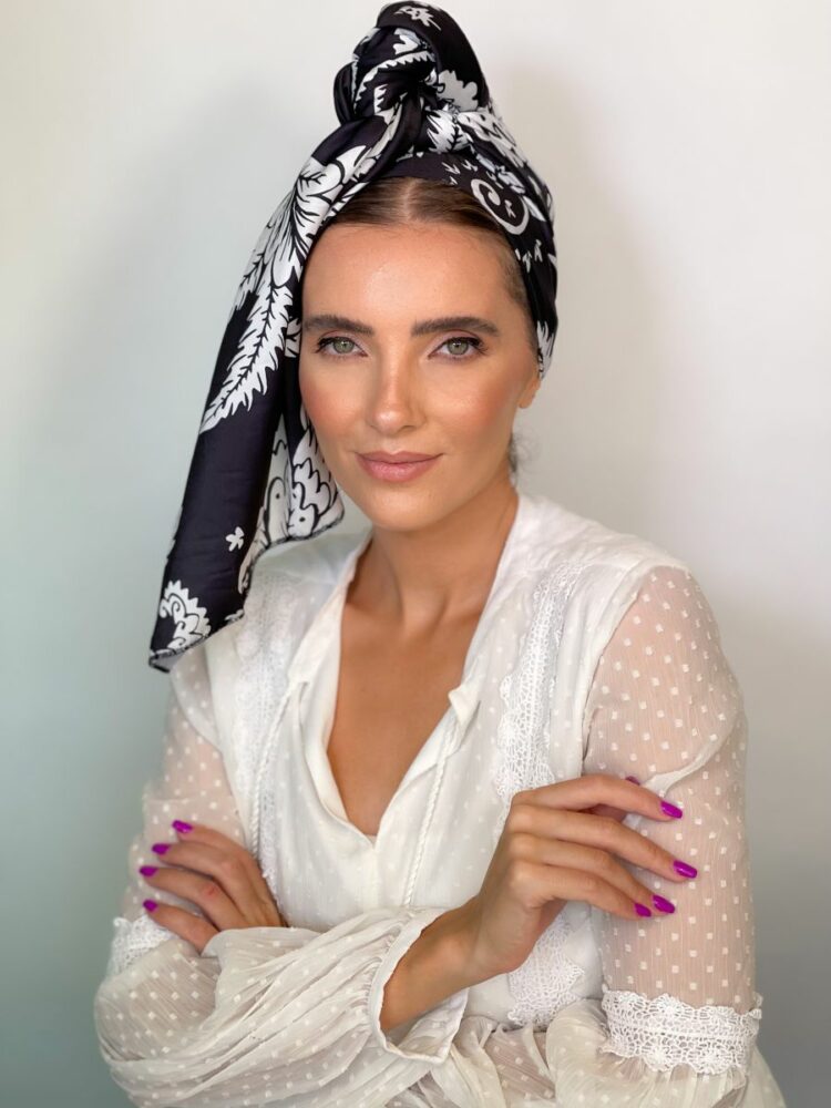 ⁦כיסוי ראש לונג - לאסי שחור לבן⁩ – תמונה ⁦2⁩