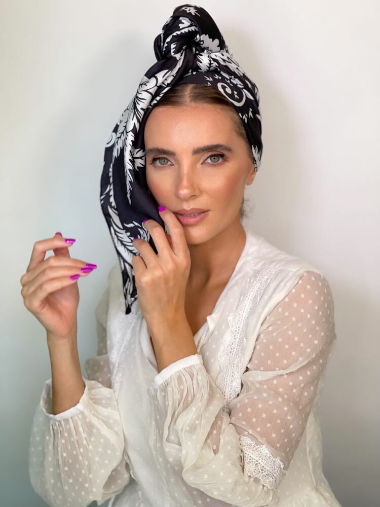 ⁦כיסוי ראש לונג - לאסי שחור לבן⁩ – תמונה ⁦3⁩