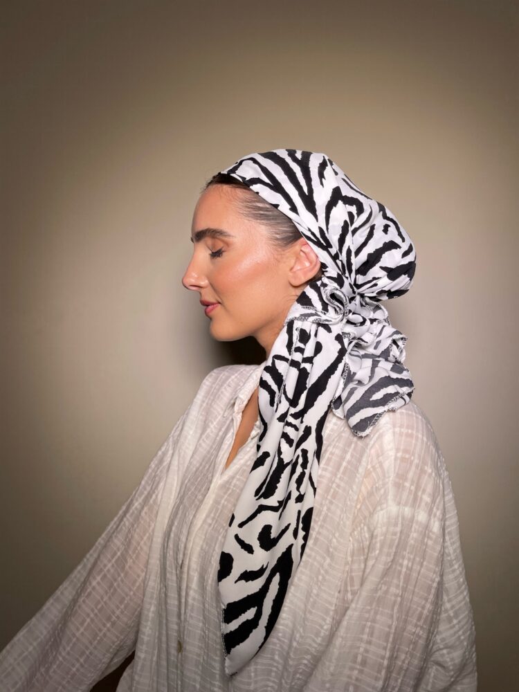 ⁦מטפחת מרובעת - לבן מנומר⁩ – תמונה ⁦2⁩