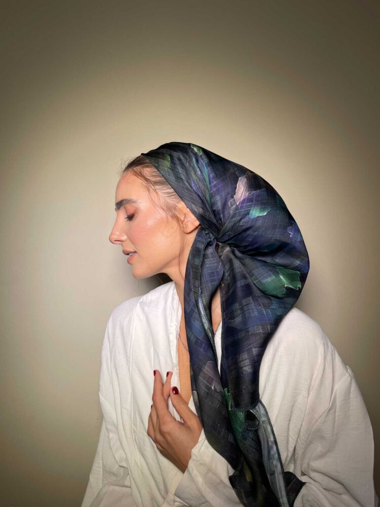 ⁦מטפחת מרובעת - כחול נייבי⁩ – תמונה ⁦2⁩