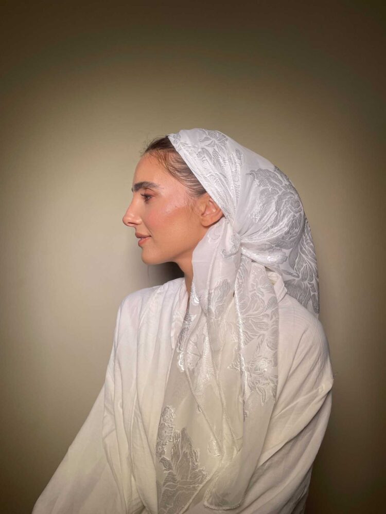 ⁦מטפחת מרובעת - פרחוני לבן⁩ – תמונה ⁦2⁩