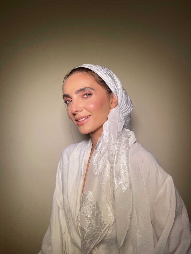 ⁦מטפחת מרובעת - פרחוני לבן⁩ – תמונה ⁦3⁩