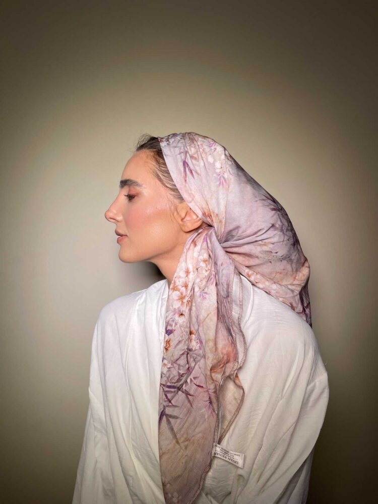 ⁦מטפחת מרובעת - ורוד פרחוני⁩ – תמונה ⁦2⁩