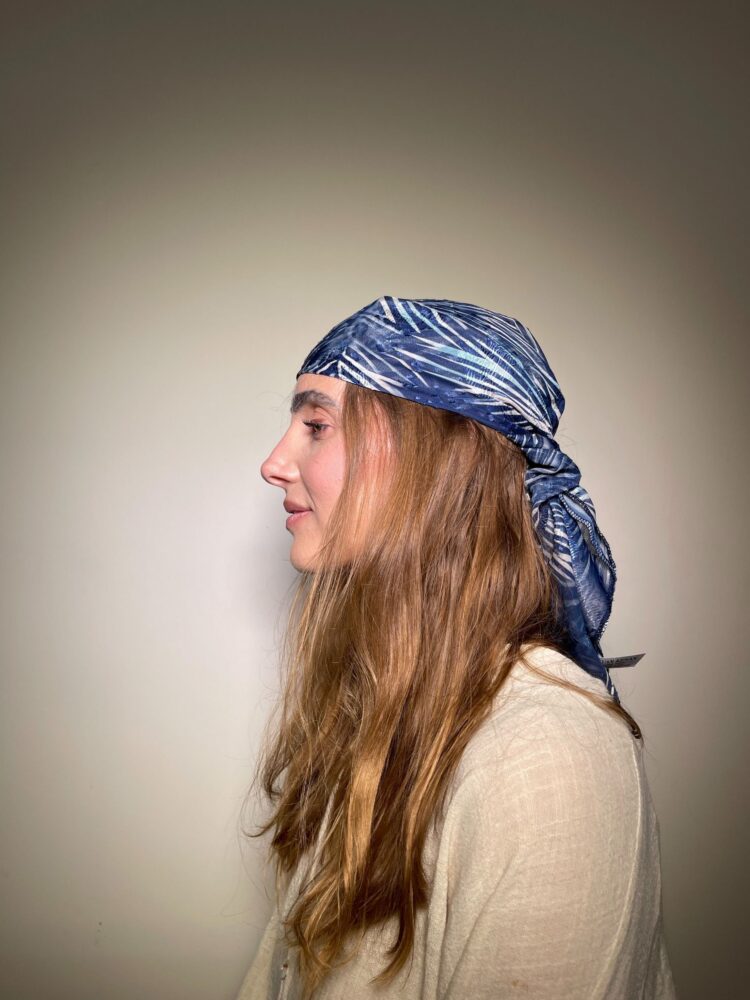 ⁦BANDANA - כחול עלים⁩ – תמונה ⁦2⁩