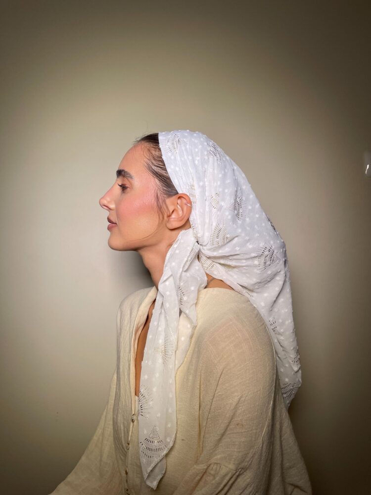 ⁦מטפחת מרובעת - לבן זהב⁩ – תמונה ⁦2⁩