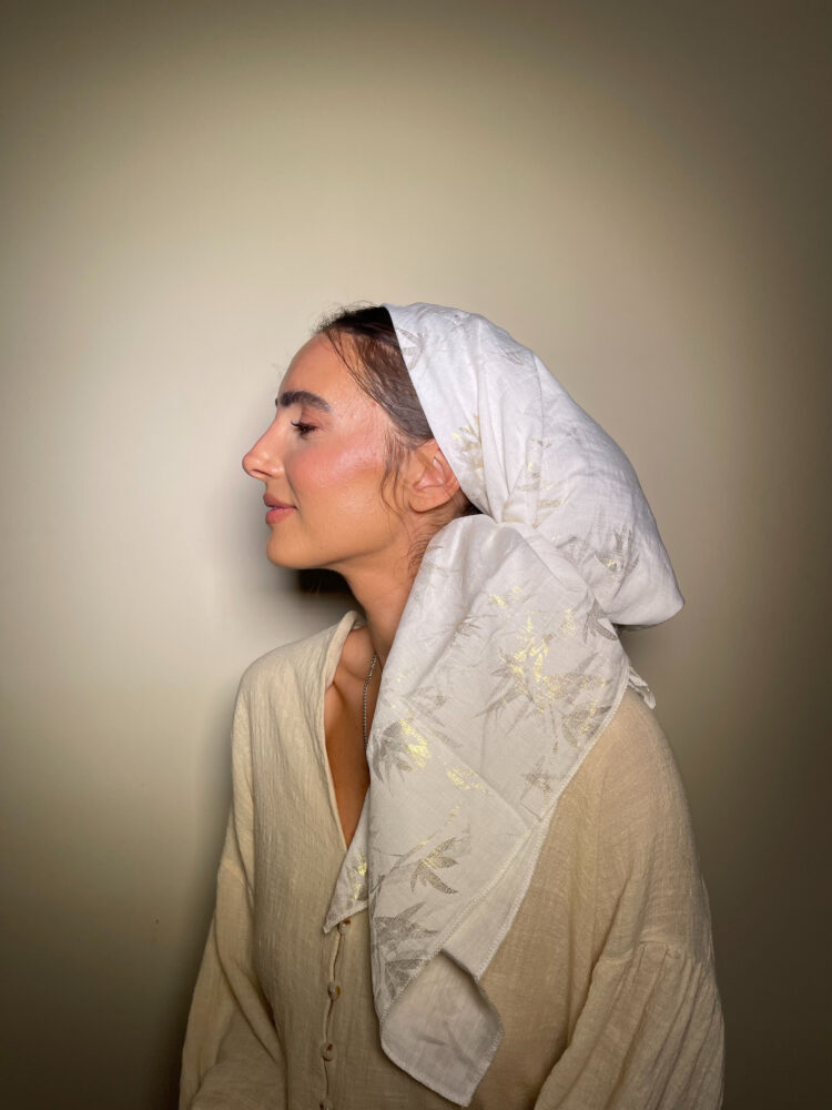 ⁦מטפחת מרובעת - WHITE & SILVER⁩ – תמונה ⁦2⁩