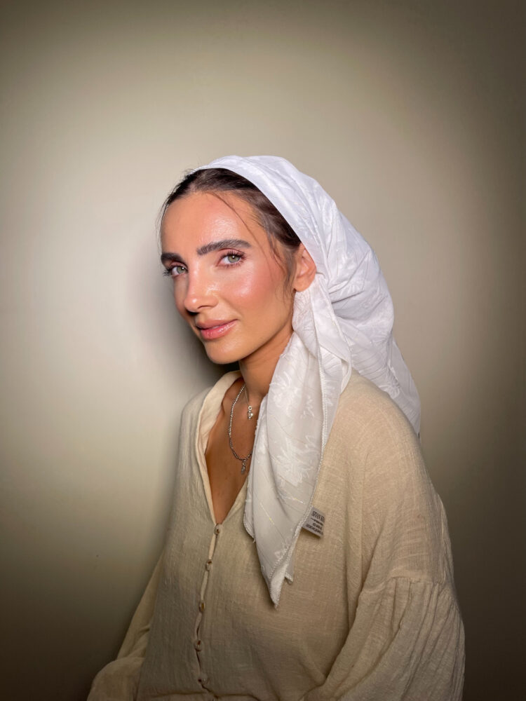 ⁦מטפחת מרובעת - לבן מעוטר⁩ – תמונה ⁦2⁩