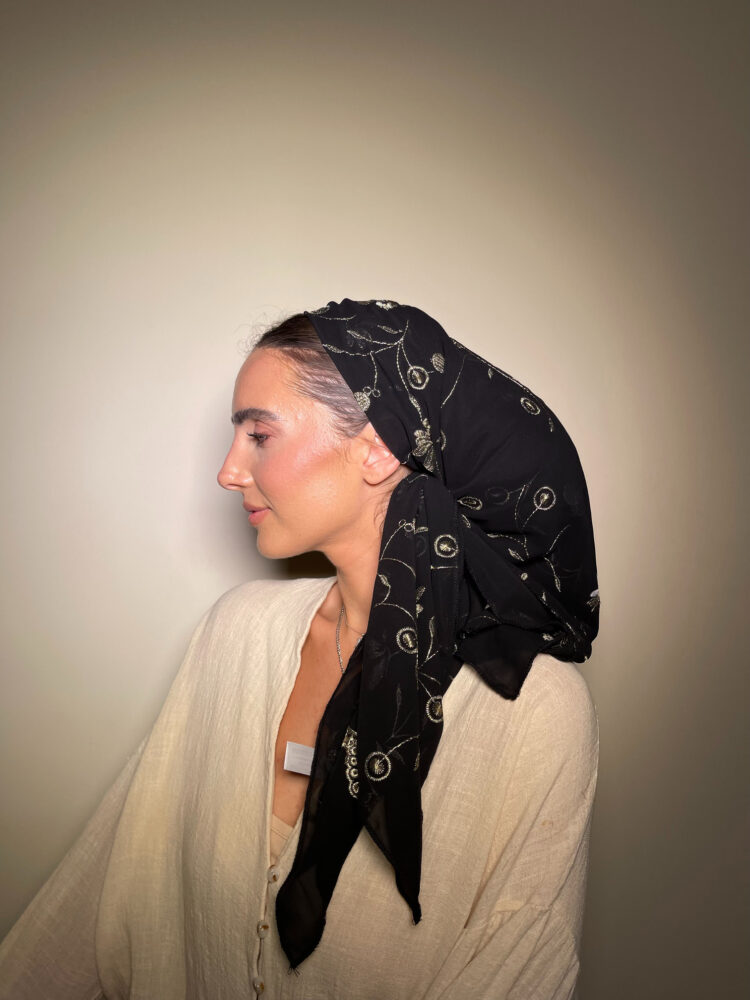 ⁦מטפחת מרובעת - שחור נגיעות זהב⁩ – תמונה ⁦3⁩