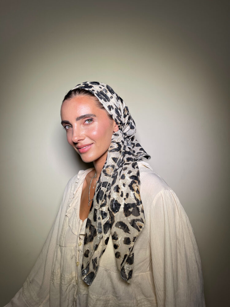 ⁦מטפחת מרובעת - מנומר בהיר⁩ – תמונה ⁦2⁩
