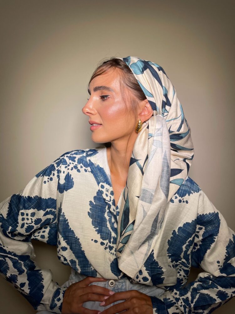⁦מטפחת מרובעת - Blue Flower⁩ – תמונה ⁦2⁩