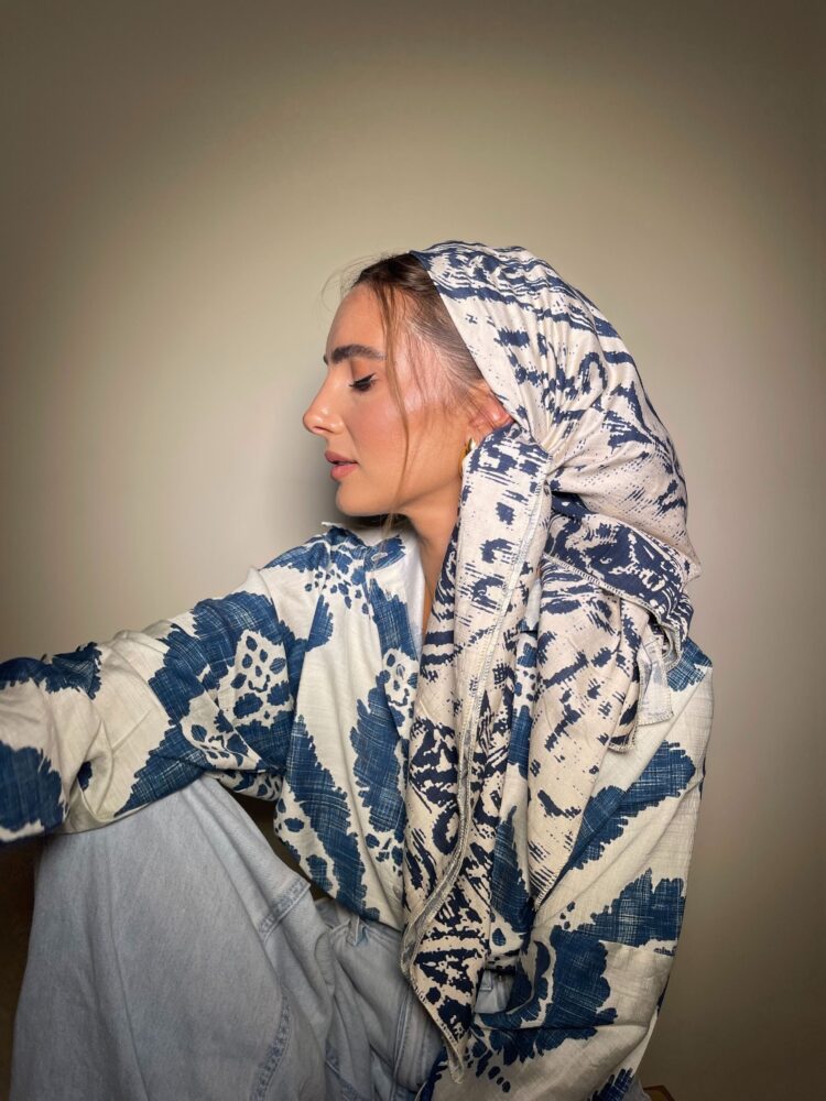 ⁦מטפחת מרובעת - White & Blue⁩ – תמונה ⁦3⁩