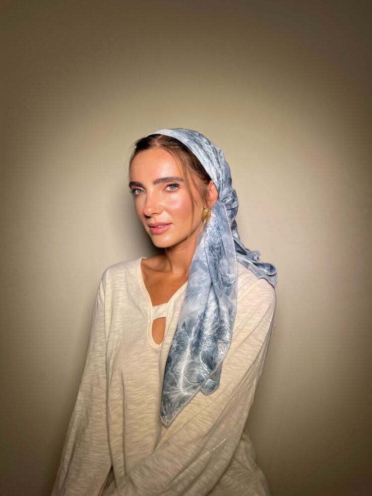 ⁦מטפחת מרובעת - SKY אפור כסוף⁩ – תמונה ⁦2⁩