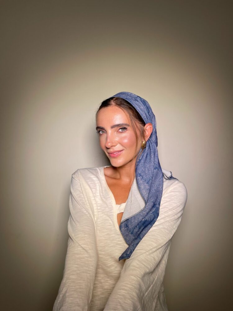 ⁦מטפחת מרובעת - כחול נייבי⁩ – תמונה ⁦2⁩