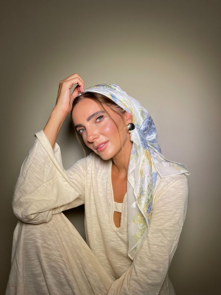 ⁦מטפחת מרובעת - פרחוני בהיר⁩ – תמונה ⁦3⁩
