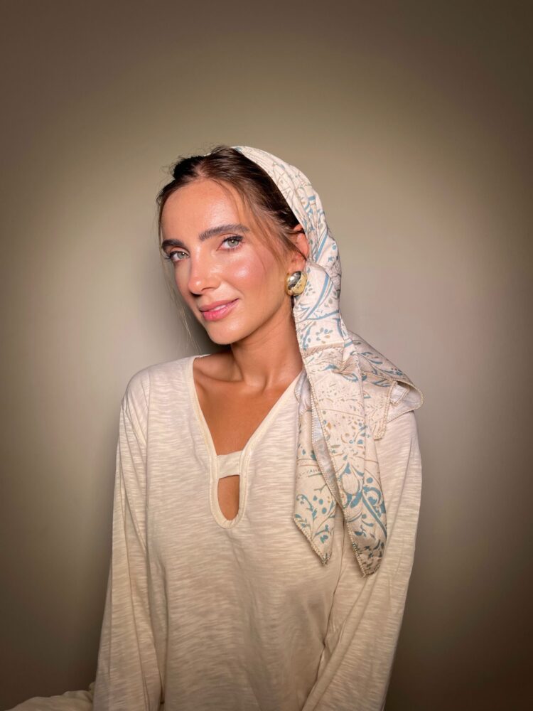 ⁦מטפחת מרובעת - סימנים טורקיז⁩ – תמונה ⁦2⁩