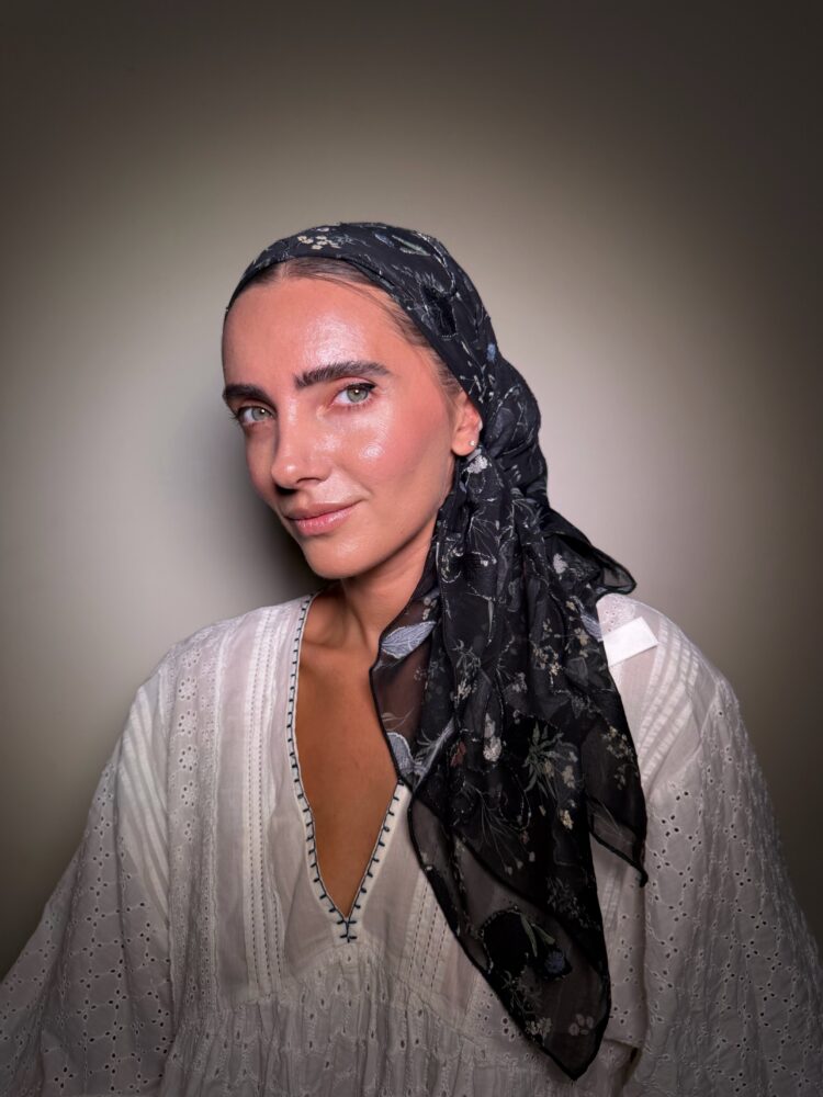 מטפחת מרובעת -שחר